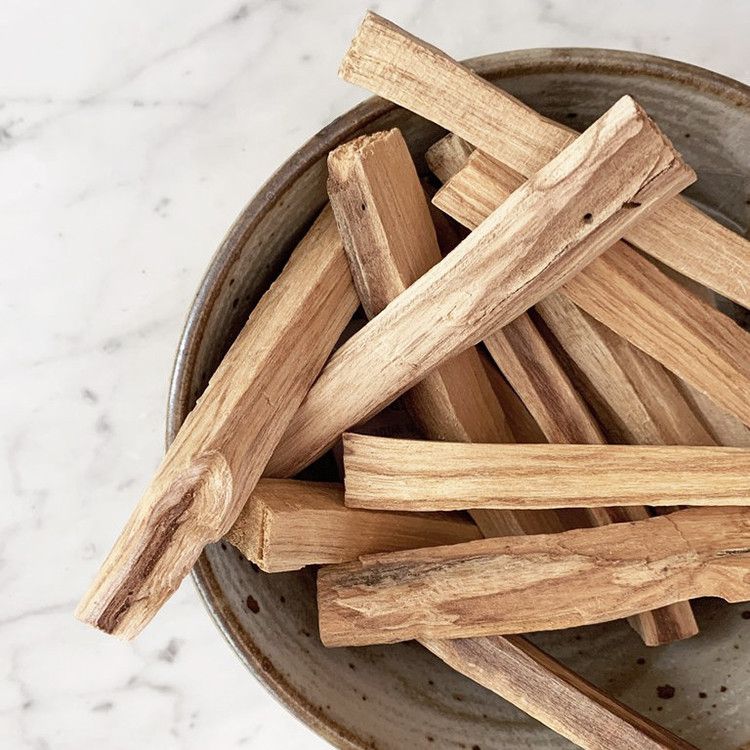 Palos de Palo Santo Natural 100g · 10-15 Palitos